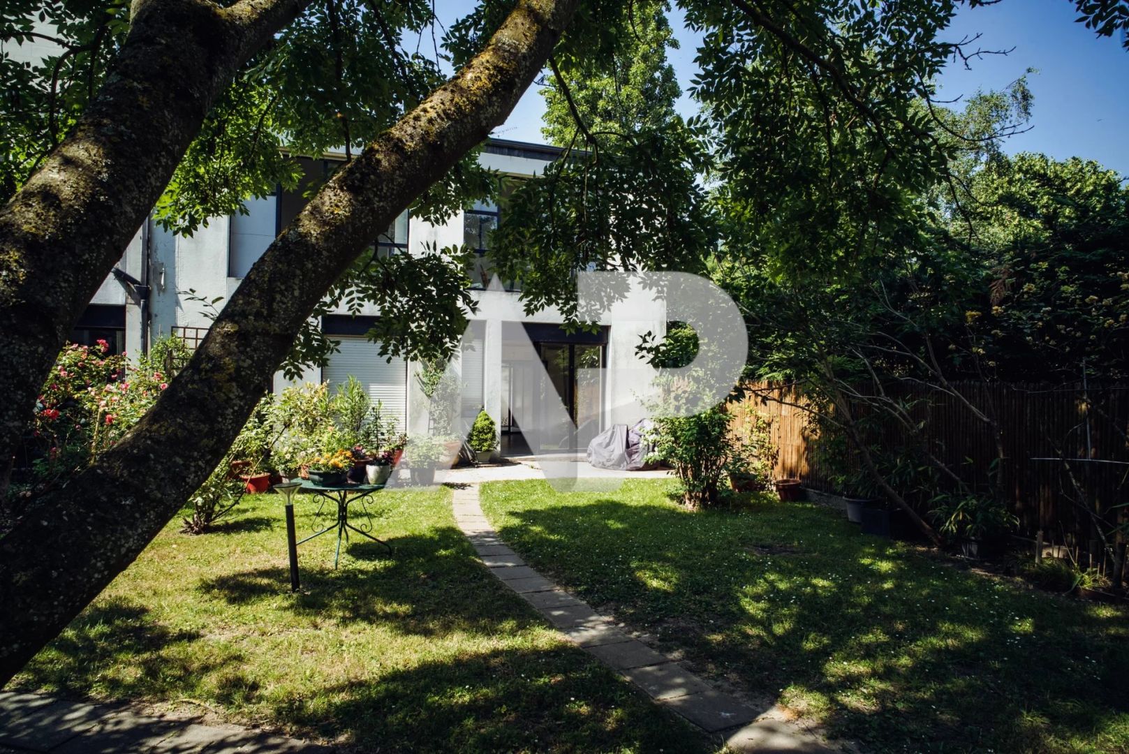 Studio dans une coproprit verdoyante, idalement situ en cent